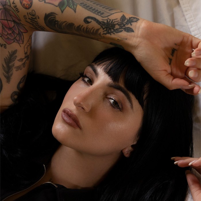 Julia Michaels — Photo